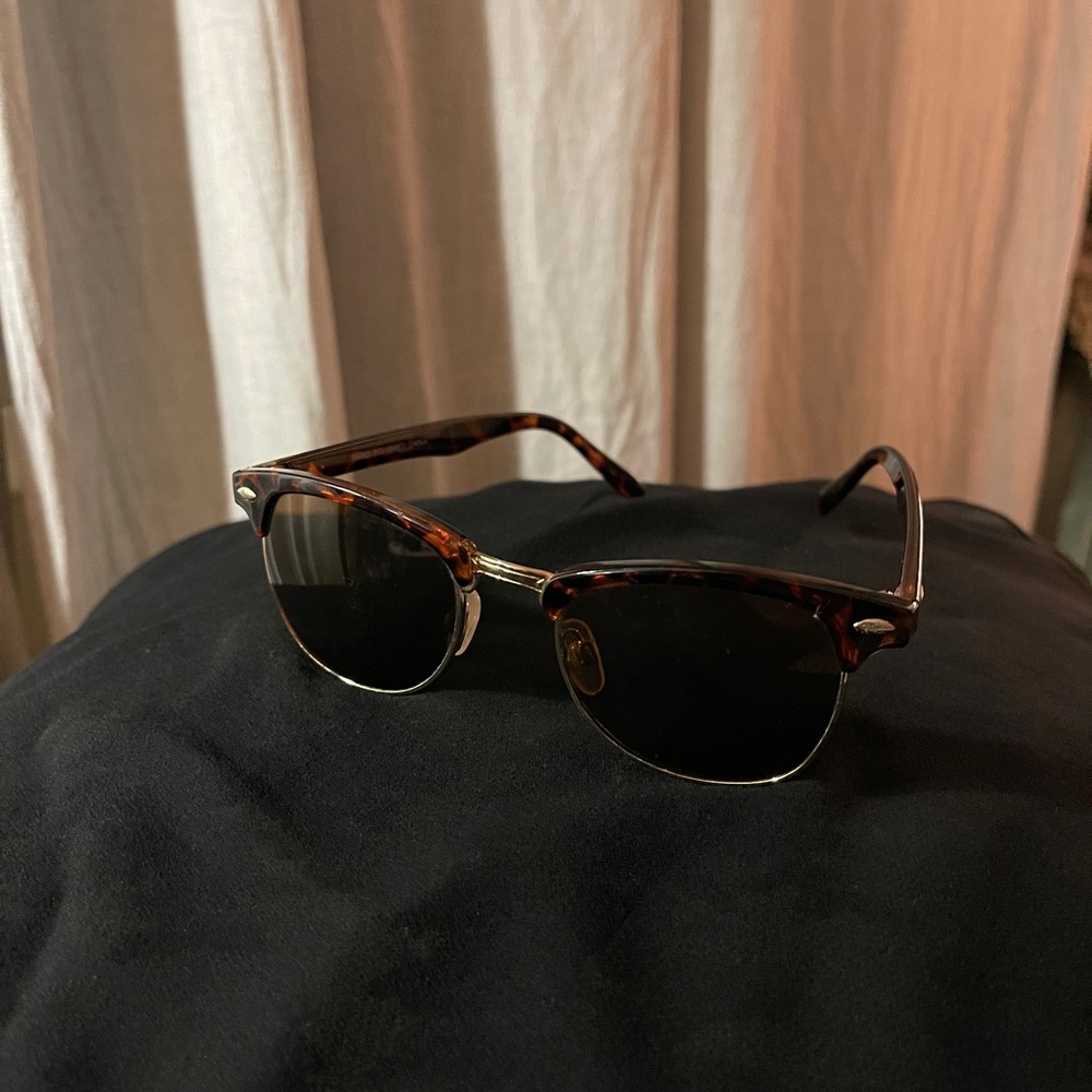 80s quiet luxury academia sunglasses tortoise frame brown lens preppy looks